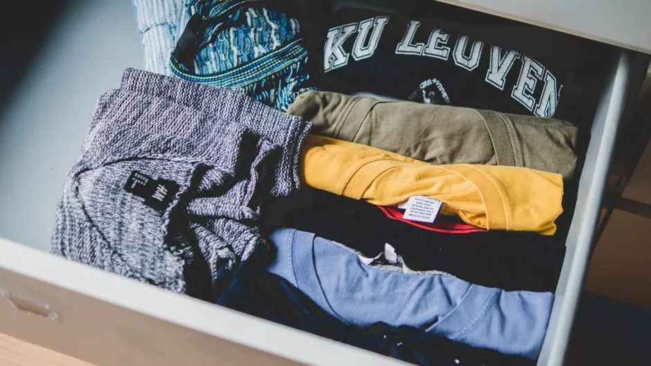 Lemari pakaian tertata rapi dengan sisa barang esensial